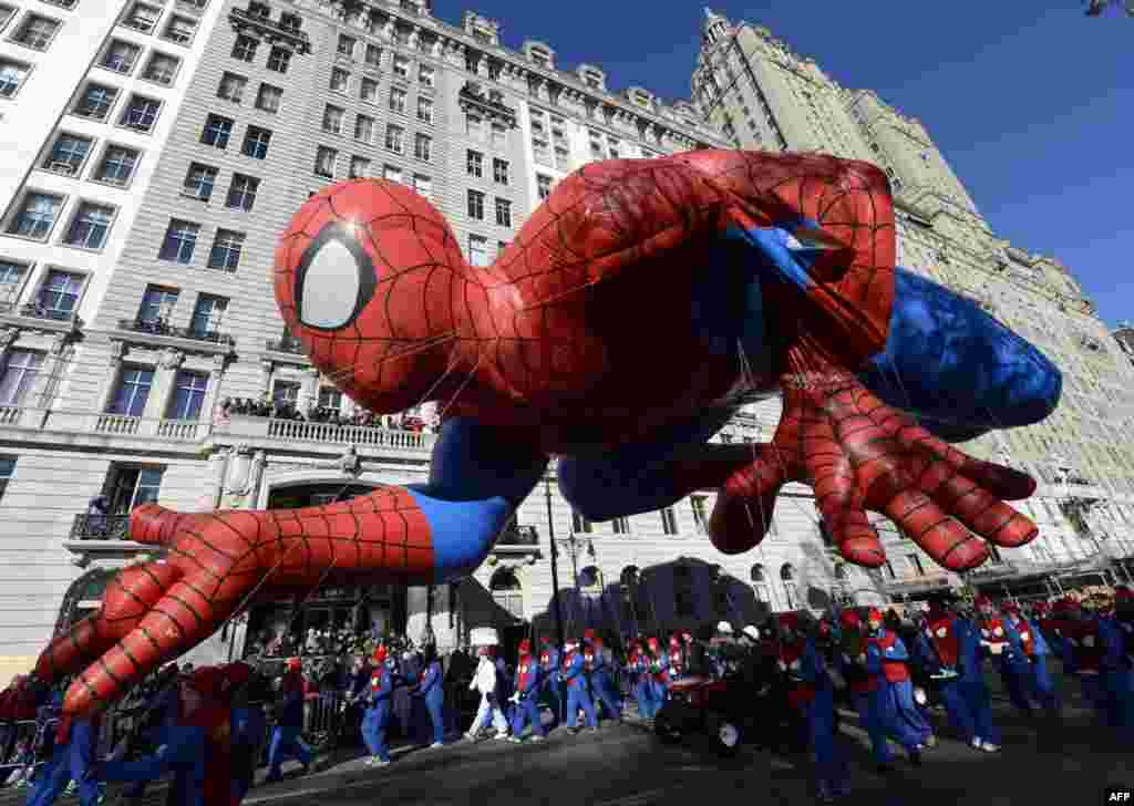 The Spiderman balloon makes its way down Central Park West during the 87th Macy&#39;s Thanksgiving Day Parade in New York. 