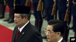 Chủ tịch Trung Quốc Hồ Cẩm Đào, phải, và Tổng thống Indonesia Susilo Bambang Yudhoyono trong buổi lễ tiếp đón tại Đại lễ đường Nhân dân ở Bắc Kinh, Trung Quốc, 23/3/2012