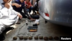 بم ڈسپوزل یونٹ کے ارکان دہشت گردوں سے برآمد ہونے والے بموں اور ہتھیارں کا معائنہ کر رہے ہیں۔ 23 نومبر 2018