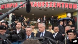 토마스 데메지에르(가운데 왼쪽) 독일 내무장관 등 당국자들이 뮌헨의 쇼핑몰 총기난사 현장에서 23일 기자들의 질문에 답하고 있다. 