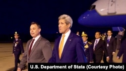 U.S. Ambassador to Cambodia William Heidt, center, escorts U.S. Secretary of State John Kerry, right, after he arrives at Phnom Pehn International Airport in Phnom Pehn, Cambodia, Jan. 25, 2016.