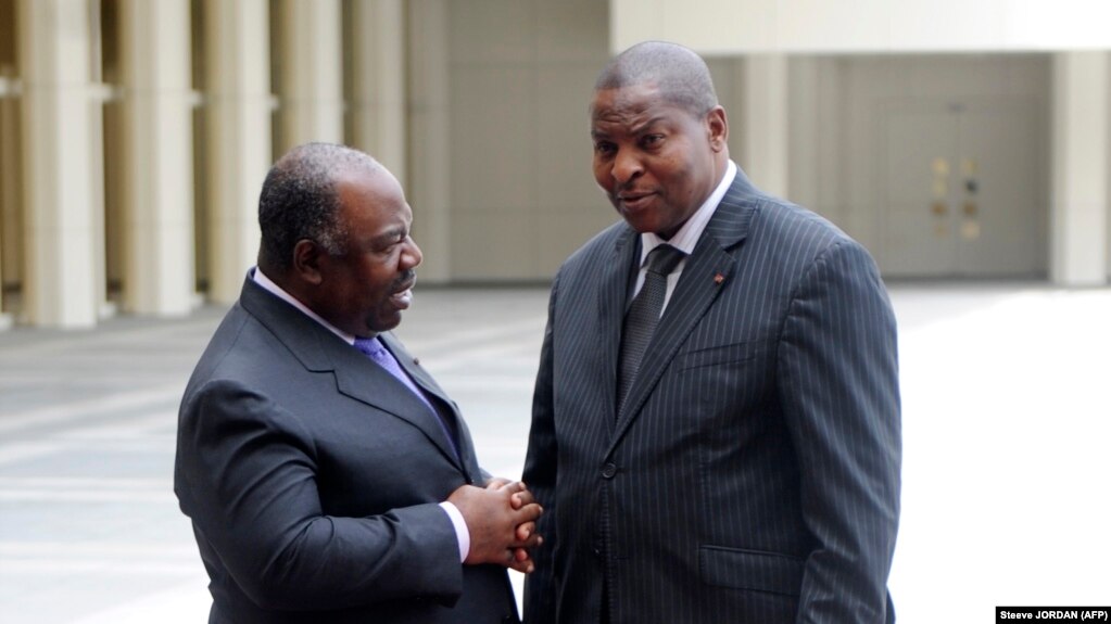 Le président du Gabon Ali Bongo Ondimba (à g.) reçoit le président de la République centrafricaine Faustin Archange Touadera lors du 8e sommet extraordinaire de la CEEAC, le 30 novembre 2016 à Libreville.