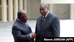 Le président du Gabon Ali Bongo Ondimba (à g.) reçoit le président de la République centrafricaine Faustin Archange Touadera lors du 8e sommet extraordinaire de la CEEAC, le 30 novembre 2016 à Libreville.