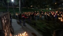 洛杉矶“香港论坛”11月8日星期五晚间在洛杉矶县蒙特利公园市的巴恩斯公园组织烛光晚会，哀悼周梓乐同学。