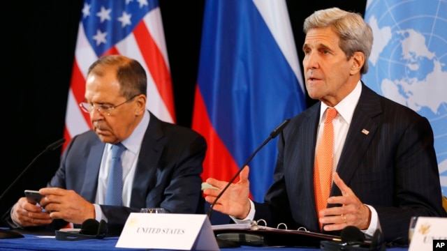 U.S. Secretary of State John Kerry, right, and Russian Foreign Minister Sergey Lavrov attend a news conference after the International Syria Support Group (ISSG) meeting in Munich, Germany, Feb. 12, 2016.