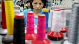 Một công nhân tại công ty dệt may Maxport ở Hà Nội trong tấm ảnh chụp ngày 15/5/2019. Việt Nam đang nắm bắt "cơ hội trăm năm có một" để trở thành nhà cung ứng khi Mỹ dịch chuyển sản xuất ra khỏi Trung Quốc.