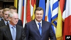 EU Council President Herman Van Rompuy (L) walks with newly elected Ukrainian president Viktor Yanukovych (R) as they arrive for a working session at the EU headquarters in Brussels, 01 Mar 2010
