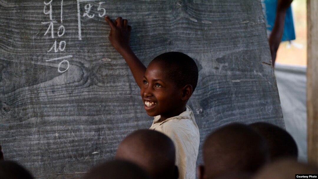 A young boy during a lesson at the Mugosi Primary School, which caters mostly for children of the Kahe refugee camp in the town of Kitschoro, in northeastern Democratic Republic of the Congo. (UNESCO/M.Hofer)