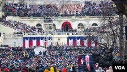 President Donald Trump speaks to the crowd in front of the Capitol during his inaugural address. January 20, 2017 (B. Allen / VOA)