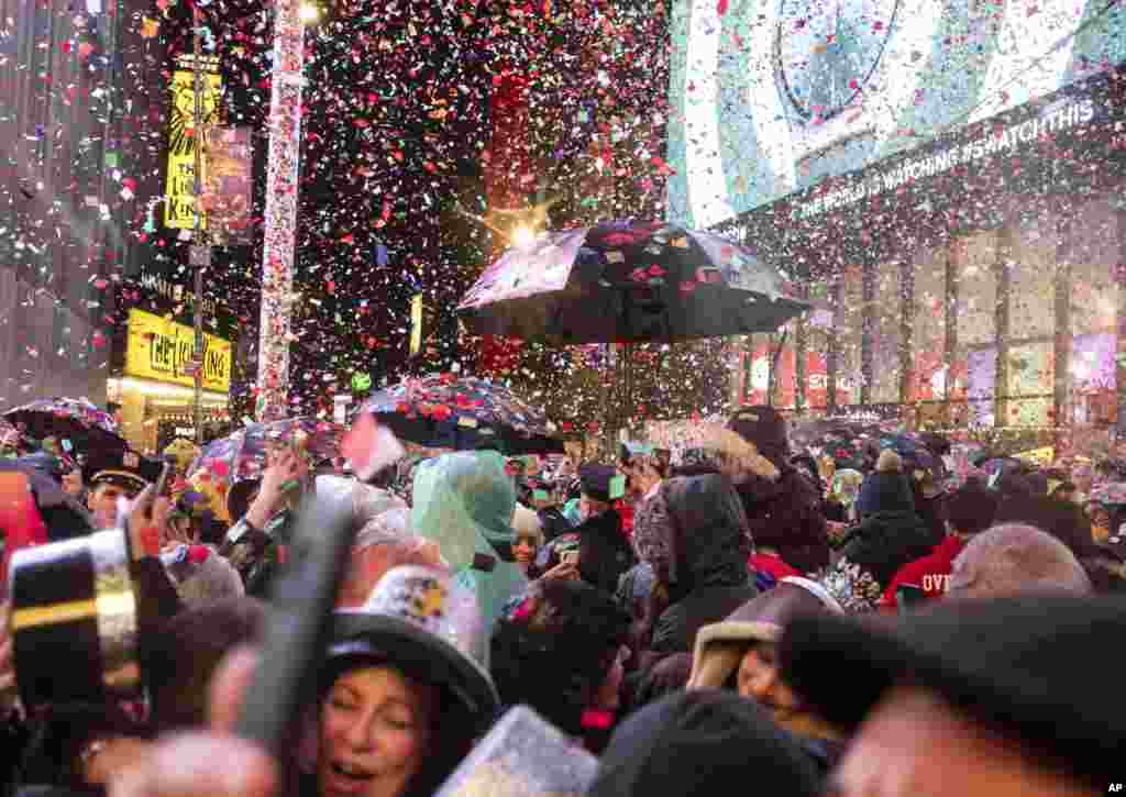امریکہ میں سالِ نو کے استقبال کی مرکزی روایتی تقریب نیویارک کے ٹائمز اسکوائر پر ہوئی۔