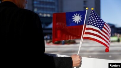 Hoa Kỳ không có quan hệ chính thức với Đài Loan nhưng bị ràng buộc theo luật phải giúp Đài Loan tự vệ và là nguồn cung cấp vũ khí chính của hòn đảo này.