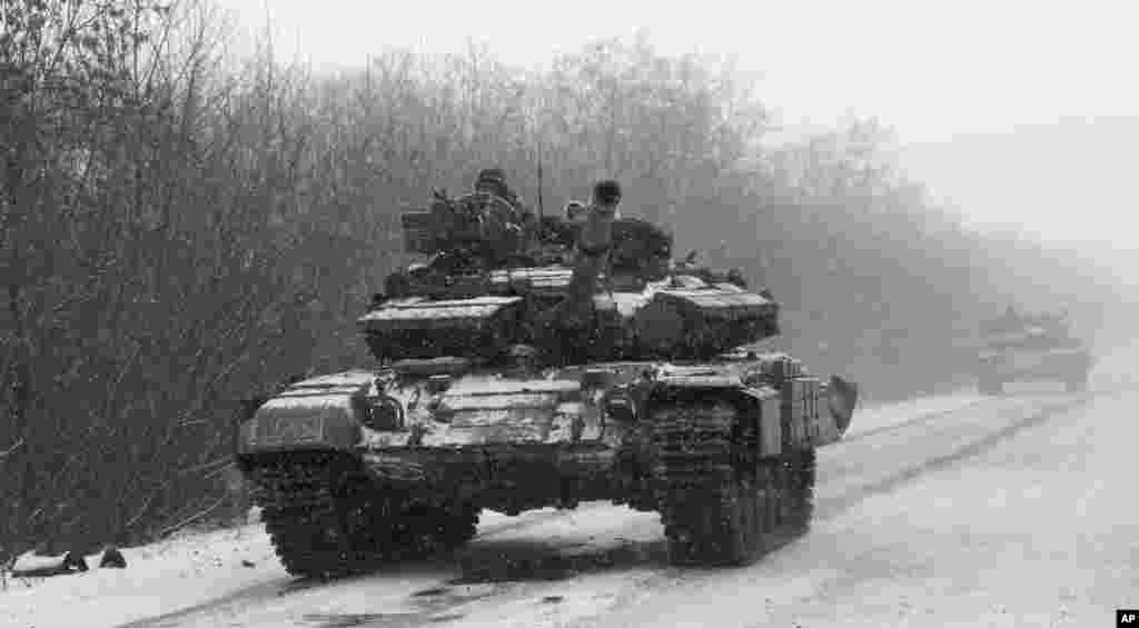 Український танк між Дебальцевим та Артемівськом