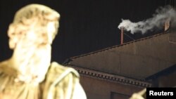 Khói trắng đã bốc lên từ một ống khói nhỏ trên Nhà nguyện Sistine ở Vatican, cho thấy các Hồng Y Công Giáo La Mã đã chọn được tân Giáo Hoàng, ngày 13/3/2013.