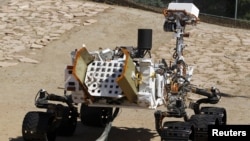 Model kendaraan penjelajah Mars milik NASA, Curiosity, di lingkungan mirip Mars di laboratorium NASA. (Foto: Reuters) 