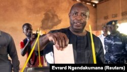 Evariste Ndayishimiye dépose son bulletin de vote dans l'urne à Gitega, au Burundi, le 20 mai 2020. (Photo REUTERS/Evrard Ngendakumana)