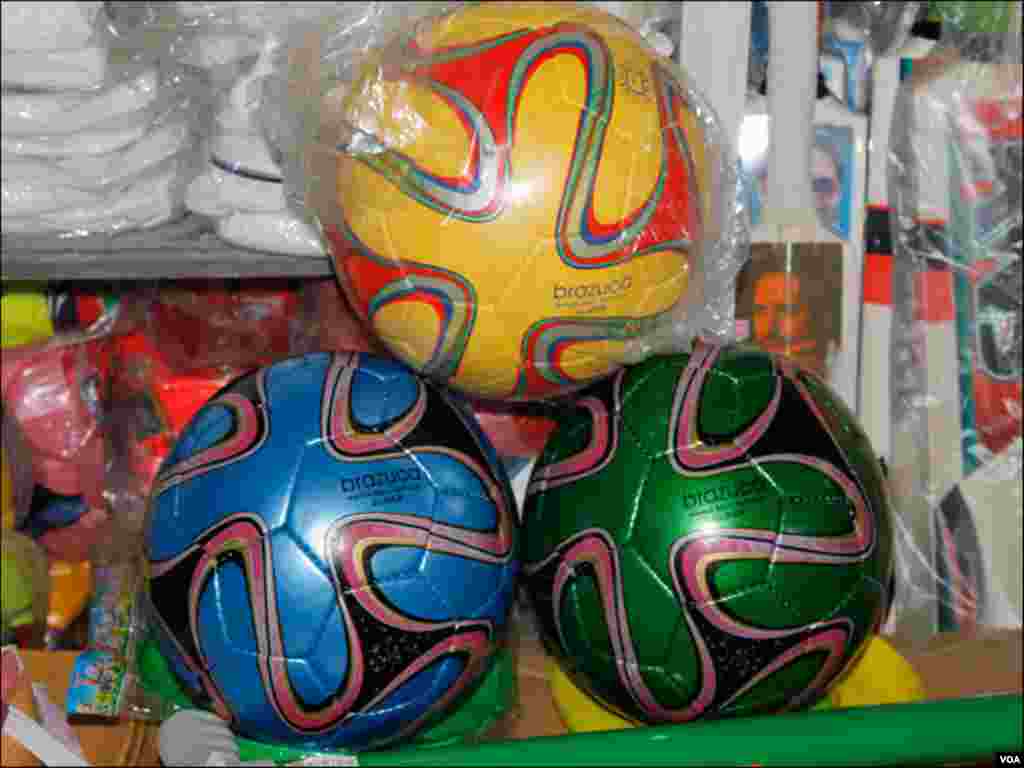 ورلڈ کپ فیفا 2014 میں کھیل کیلئے پیش ہونےوالی فٹبال کی مشابہت والی گیندیں مختلف رنگوں میں بھی دستیاب ہیں