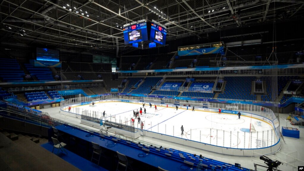 中国冰上运动学院冰球队在北京国家室内体育馆举行的体验北京冰球国内测试活动中进行冰上练习，这是2022年北京冬奥会的一项测试活动。(资料照片）(photo:VOA)
