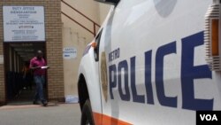 Des automobilistes arrêtés pour conduite présumée sous l'influence de l'alcool sont amenés au siège du département de police de Johannesburg. (D.Taylor / VOA)