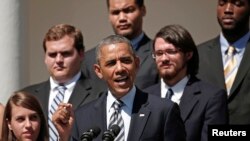 El presidente Obama rodeado de jóvenes estudiantes en la Casa Blanca aboga por un acceso a la educación superior para todos que permita el crecimiento de la clase media.