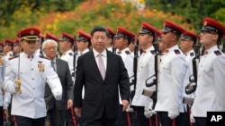 2015年11月6日，中国主席习近平和新加坡总统陈庆炎在新加坡的欢迎仪式上检阅仪仗队