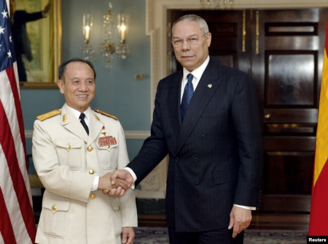 Ngoại trưởng Colin Powell tiếp Bộ trưởng Quốc phòng Việt Nam Phạm Văn Trà, thủ đô Washington, ngày 10/11/2003.