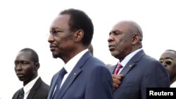 Le Président Dioncounda Traore (C) a sollicité la Cédéao pour reprendre le contrôle du nord du Mali