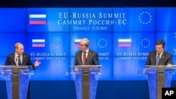 Presiden Rusia Vladimir Putin (kiri), Presiden Dewan Eropa Herman Van Rompuy (tengah) dan Presiden Komisi Eropa Jose Manuel Barroso dalam konferensi pers pasca KTT di Brussels, Jum'at (21/12).