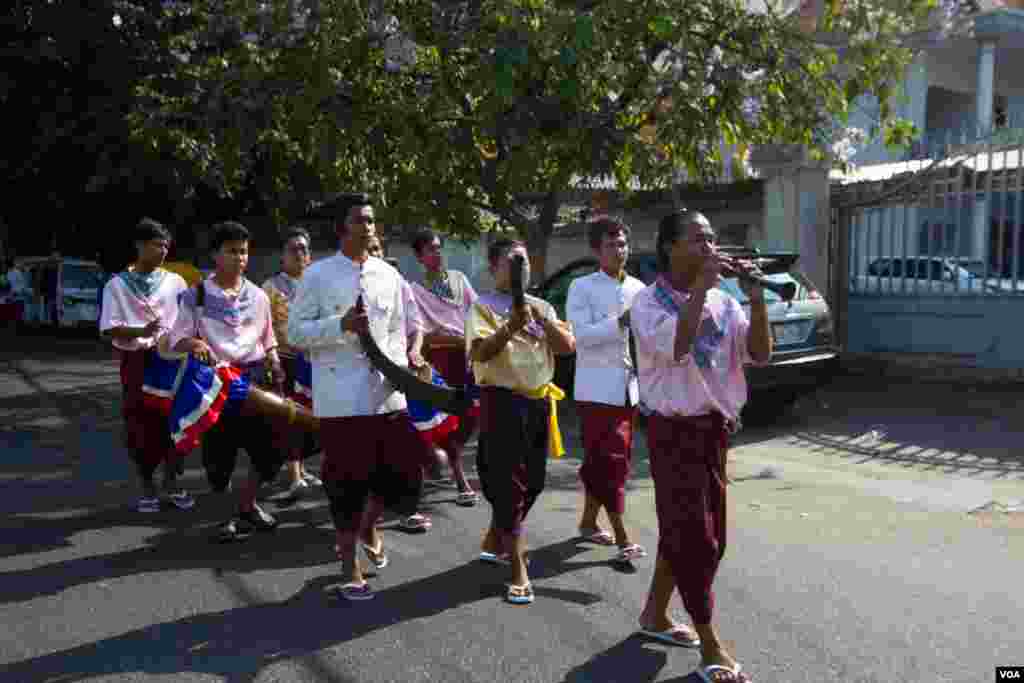 សកម្មភាព​ផ្សេងៗក្នុង​ពិធី​ដង្ហែ​ក្បួន​មួយ​នៅ​ថ្ងៃ​បុណ្យ​មាឃបូជា នៅ​ក្រុង​ភ្នំពេញ នា​ថ្ងៃ​អង្គារ ទី​១៩ ខែ​កុម្ភៈ​ ឆ្នាំ២០១៩។ (ណឹម សុភ័ក្រ្តបញ្ញា/VOA) 