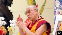 Dalai Lama berdoa di Kuil Dieu Ngu di Westminster, California, 18 Juni 2016.