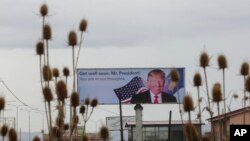 Na velikom bilbordu u Slatini, na putu ka aerodromu u Prištini, predsedniku Donaldu Trampu kosovski Albanci su poželeli brzi oporavak od koronavirusa, 6. oktobra 2020.