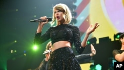 Taylor Swift dalam pertunjukan di Los Angeles, Desember 2014. Swift memiliki akun terpopuler keempat di Twitter.