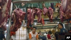 Para pedagang daging menunggu pembeli di kios daging di sebuah pasar di Jakarta (foto:dok). Pemerintah memberlakukan strategi khusus untuk atasi masalah daging sapi.