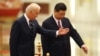 Tư liệu: Ông Biden - lúc đó là Phó Tổng thống Mỹ, và ông Tập Cận Bình, thời đó là Phó Chủ tịch TQ tại lễ chào mừng phái đoàn Mỹ tại Đại sảnh đường nhân dân ở Bắc Kinh ngày 18/8/2011. (Photo by PETER PARKS / AFP)