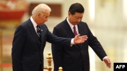 時任美國副總統的拜登與時任中國國家副主席的習近平在北京的人民大會堂（2011年8月11號）。