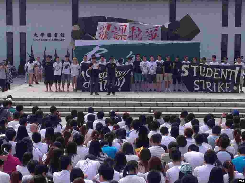 Ribuan mahasiswa memboikot kuliah sebagai protes atas keputusan Beijing untuk membatasi reformasi pemilu di Hong Kong (22/9). (VOA/Hai Yan) 
