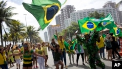 Simpatizantes de Jair Bolsonaro, candidato presidencial del Partido Social Liberal, celebran durante la segunda vuelta de las elecciones de Brasil, el domingo 28 de octubre de 2018, en Río de Janeiro.