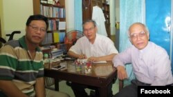 Linh mục Phan Văn Lợi (phải) cho biết một lý do khiến chính quyền không muốn cho ông ra khỏi nhà là ngăn cách việc tiếp xúc giữa ông với các linh mục bất đồng chính kiến khác như Linh mục Nguyễn Văn Lý (giữa). (Ảnh tư liệu / Facebook Phan Van Loi)