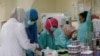 Para petugas medis sedang memeriksa sampel darah di laboratorium Rumah Sakit Cipto Mangunkusumo, Jakarta, 1 September 2016. (Foto: Reuters)