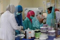 Para petugas medis sedang memeriksa sampel darah di laboratorium Rumah Sakit Cipto Mangunkusumo, Jakarta, 1 September 2016. (Foto: Reuters)