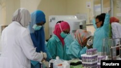 Para petugas medis sedang memeriksa sampel darah di laboratorium Rumah Sakit Cipto Mangunkusumo, Jakarta, 1 September 2016. (Foto: Reuters)