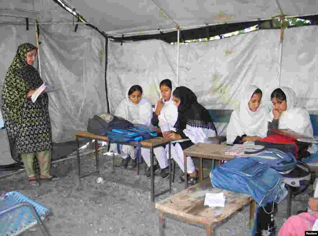 تعلیم کے فروغ کے لیے کام کرنے والی غیر سرکاری تنظیم الف اعلان کی ایک رپورٹ مطابق پاکستان میں ڈھائی کروڑ بچے تعلیم کے حق سے محروم ہیں۔
