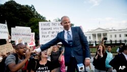 El abogado de Stormy Daniels, Michael Aventti, en una protesta a las afueras de la Casa Blanca, en Washington D.C.