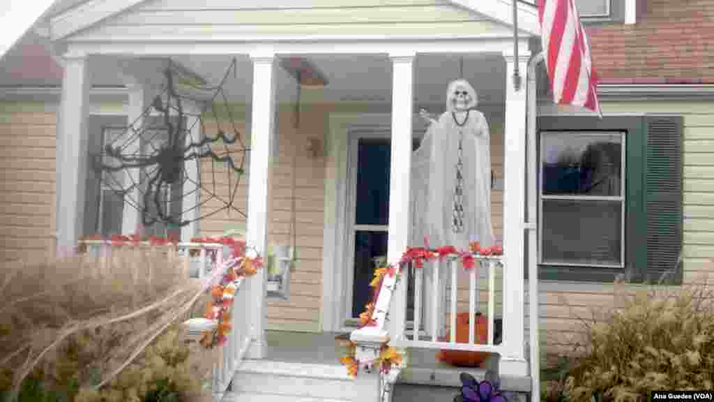 Fantasmas e teias de aranha fazem parte da tradicional decoração de casas durante a época do Dia das Bruxas