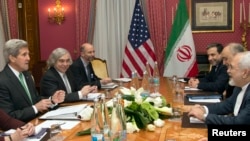 존 케리 미국 국무장관(왼쪽 첫번째)과 미국 대표단이 자바드 17일 스위스 로잔에서 자리프 이란 외무장관(오른쪽 첫번째)을 대표로 한 이란 측과 핵 협상을 벌이고 있다.