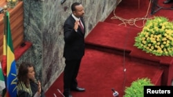 Umushikiranganji wa mbere wa Etiyopiya Abiy Ahmed ariko ararahira, mu ngoro y'inama nshingamateka i Addis Abeba, muri Etiyopiya. Kw'itariki ya 4/10/2021