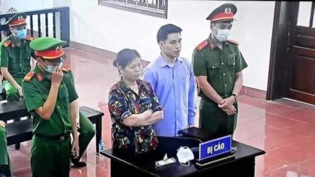 Bà Cấn Thị Thêu và con trai Trịnh Bá Tư tại phiên tòa ở tỉnh Hòa Bình ngày 5/5/2021.