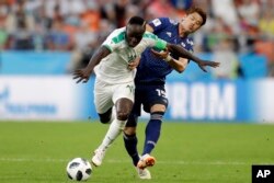 Ismaila Sarr de Senegal, izquierda, y Hiroki Sakai de Japón luchan por el balón durante el partido del grupo H entre Japón y Senegal en la Copa Mundial de fútbol 2018 en el Yekaterinburg Arena en Ekaterimburgo, Rusia, el domingo 24 de junio de 2018. (AP Photo)