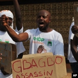 Les partisans d'Alassane Ouattara, reconnu vainqueur de l'élection présidentielle ivoirienne par la communauté internationale, manifestent à Abidjan, 28 décembre 2010.