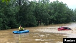 Muchos conductores quedaron atrapados en sus vehículos por las inundaciones imprevistas en el área metropolitana de Washington.