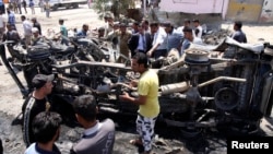 4月29日人们聚集在导致3人死亡的卡尔巴拉汽车爆炸现场，另有4人死于马哈茂迪亚汽车爆炸中